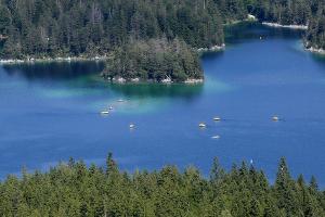 Im Eibsee sind ein Mann und sein Sohn untergegangen. (Symboldbild)