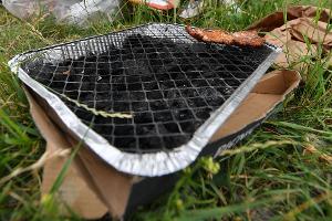 Der Absatz von Einweggrills hat stark zugenommen. (Archivbild)