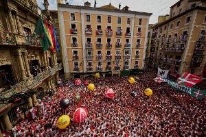 Mit dem Abschuss einer kleinen Rakete wurde am Sonntag das neuntägige Stadtfest San Fermín mit den berühmten Stierläufen in Pamplona eröffnet.