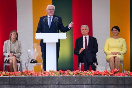 Bundespräsident Steinmeier sagt Litauen am Nationalfeiertag die Unterstützung Deutschlands bei der Verteidigung seiner Freiheit zu. Bundespräsident Steinmeier sagt Litauen am Nationalfeiertag die Unterstützung Deutschlands bei der Verteidigung seiner Freiheit zu.