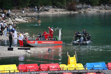 Im Eibsee wird nach einem untergegangenen Vater und seinem Sohn gesucht.
