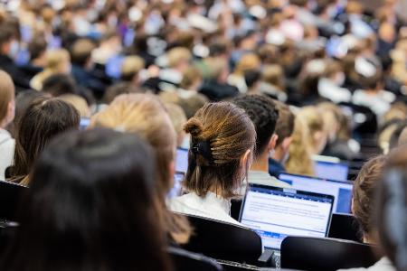 2024 wurden laut eines Studienkredittests nur noch knapp 13.000 neue Verträge abgeschlossen. (Symbolbild)