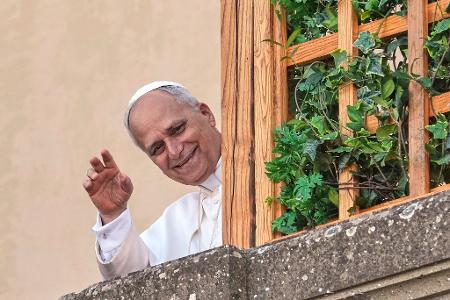 Papst Leo XIV. grüßt aus dem Urlaub in Castel Gandolfo.