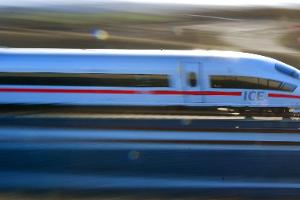 ICE-Züge zwischen Nürnberg und Erfurt werden in beiden Fahrtrichtungen umgeleitet und verspäten sich dadurch um etwa 90 Minuten, wie es hieß. (Foto: Illustration)