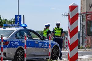 Polnische Polizistinnen stehen am deutsch-polnischen Grenzübergang Stadtbrücke zwischen Frankfurt (Oder) und Slubice.