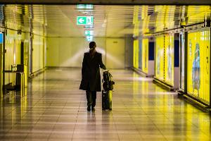 Das Klischeebild einer Geschäftsreisenden am Flughafen - das Flugzeug liegt als Verkehrsmittel klar vorne. (Symbolbild)