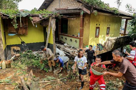 In der Region West-Java wurden viele Häuser schwer beschädigt.