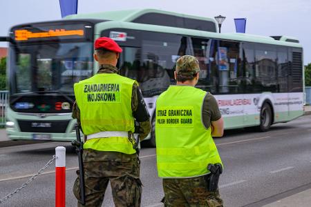 Der Verkehr in der Grenzregion läuft nach Angaben des Innenministeriums in Warschau reibungslos.