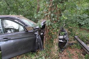 Die Fahrerin des BMW verlor die Kontrolle über den Wagen und krachte gegen einen Baum.
Foto: Polizei Minden-Lübbecke