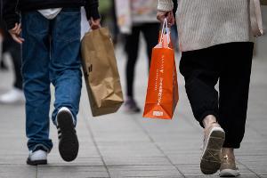 Die gestiegenen Preise sorgen dafür, dass viele Konsumenten sparen und weniger einkaufen.