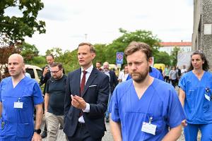 Hendrik Streeck (3. von rechts) mit Ärzten des Berliner Vivantes Klinikums am Urban - einem zentralen Krankenhaus, in das auch viele Drogenopfer kommen.