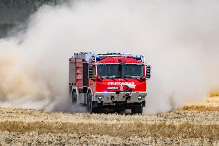 Derzeit versucht die Feuerwehr, ein Übergreifen der Flammen auf einen alten Sprengplatz bei Jacobsthal zu verhindern.
