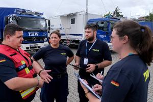 THW-Kräfte bei der Lagesprechung zur Koordinierung des Einsatzes.
