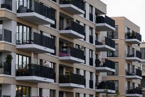 Der Wohnungskauf kann nicht nur in den Metropolen ordentlich ins Geld gehen. (Archivbild)