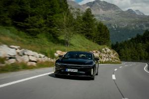 Das Elektroauto von Lucid auf der Fahrt durch die Alpen - mit einer Elektroladung kam es so weit wie noch kein anderes Auto auf den Straßen.