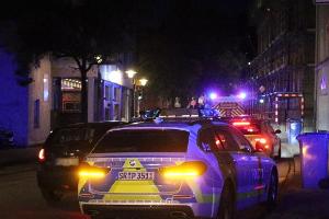 Anwohner hören Schussgeräusche - und finden einen verletzten Mann. Die Polizei nimmt nach stundenlanger Fahndung zwei Tatverdächtige fest.