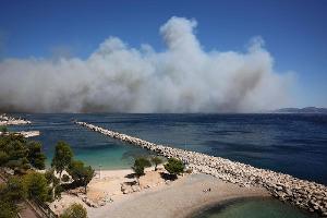 Riesige Rauchwolken versetzen die Bewohner von Marseille in Schrecken.