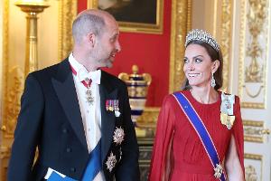 Prinzessin Kate (r.) und Prinz William waren lächelnd auf mehreren Bildern zu sehen.