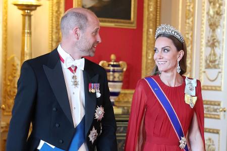 Prinzessin Kate (r.) und Prinz William waren lächelnd auf mehreren Bildern zu sehen.