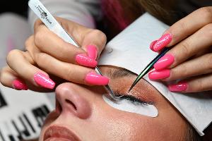 Nicht ohne Risiken: Wimpernverlängerungen können allergische Reaktionen und Entzündungen am Augenlid verursachen.