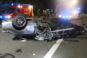 Der BMW wurde bei dem Unfall total zerstört.
Foto: Polizei Minden-Lübbecke