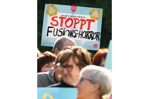 Die Commerzbank-Hauptversammlung nutzten Beschäftigte zum Protest gegen eine Übernahme. (Archivbild)