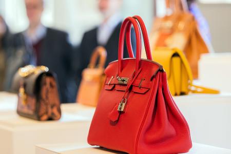Die erste Original Handtasche Birkin-Box ist schwarz und etwas angenutzt. Heute gehört das Modell zu den berühmtesten Luxustaschen.