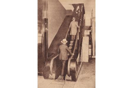 Eine Postkarte aus dem Kölnischen Stadtmuseum zeigt die erste deutsche Rolltreppe im Kölner Kaufhaus Tietz im Jahr 1925.