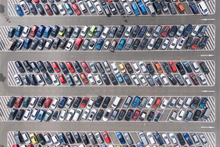 2021 bis 2024 hatten die Einnahmen der Kfz-Versicherer nicht ausgereicht, um die Aufwendungen für Schäden, Verwaltung und Vertrieb zu decken. (Symbolbild)