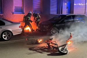In der Nacht auf Donnerstag (10.07.2025) zündeten bislang unbekannte Täter einen Motorroller an, der vollständig abbrannte.