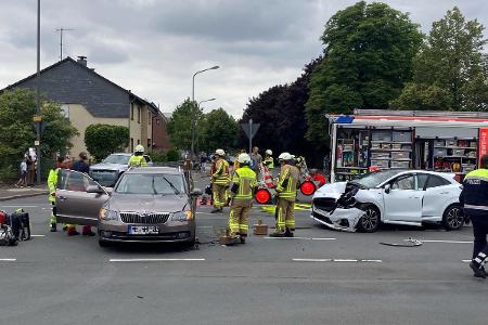 Beide Autos waren nach dem Unfall nicht mehr fahrbereit. Beide Autos waren nach dem Unfall nicht mehr fahrbereit.