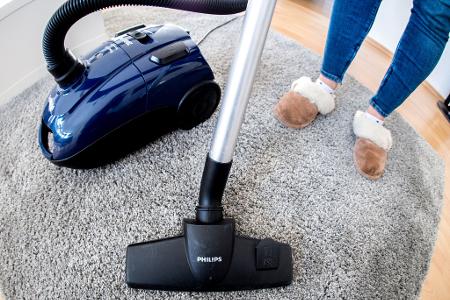 Trotz aller Versprechen der Gleichberechtigung bleibt Hausarbeit laut einer Studie weiterhin mehrheitlich an den Frauen hängen. (Symbolbild)