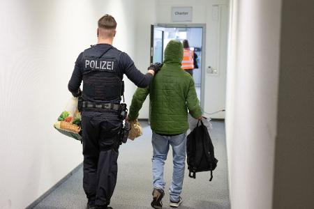 Vor allem die Grünen hatten sich bei den Verhandlungen über das sogenannte Rückführungsverbesserungsgesetz der Ampel-Koalition für den Anspruch auf einen Pflichtanwalt bei Abschiebehaft und Ausreisegewahrsam eingesetzt. (Archivfoto)