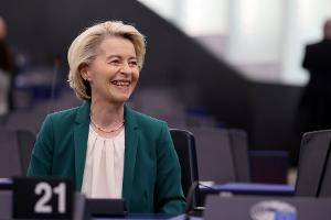 Ursula von der Leyen kann aufatmen: Der von Rechten eingereichte Misstrauensantrag gegen sie ist gescheitert. (Archivbild)