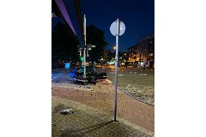 Auto kollidiert mit Ampel