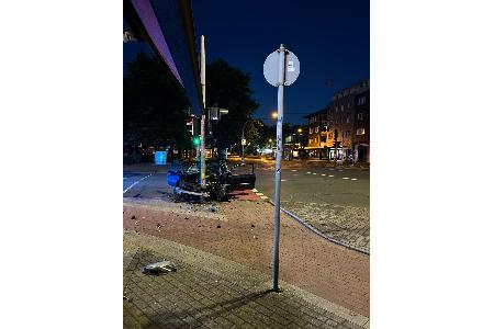 Auto kollidiert mit Ampel