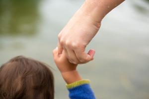 In lesbischen Beziehungen muss die Partnerin der Frau, die das Kind zur Welt bringt, ein Adoptionsverfahren betreiben, um rechtlicher Elternteil zu werden. (Symbolbild)