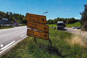 Beschädigter Wegweiser