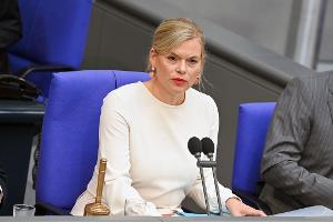Bundestagspräsidentin Julia Klöckner (CDU) nannte das Massaker von Srebrenica "das größte Kriegsverbrechen auf europäischem Boden seit dem Zweiten Weltkrieg". 