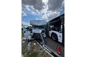 Foto eines Unfalls, bei dem ein Wohnmobil mit einem Bus kollidiert ist. Das Wohnmobil ist stark beschädigt.