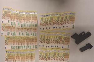Sichergestelltes Geld mit Schusswaffe