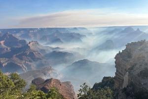 Rauch von Waldbränden liegt über dem Grand Canyon Nationalpark im Norden Arizonas. 
