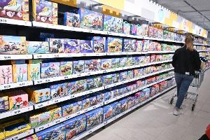 Lebensmittel sind das Hauptgeschäft von Discountern und Supermärkten. Mittlerweile haben sie aber deutlich mehr im Sortiment. (Archivbild)