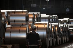 IG Metall und das Management der Thyssenkrupp-Stahlsparte haben sich nach langen Verhandlungen auf einen harten Sparkurs verständigt. (Archivbild)