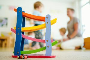 Erzieherinnen und Erzieher werden in Deutschland händeringend gesucht.
