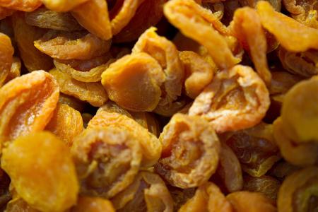 Getrocknete Früchte enthalten zwar viel Zucker, liefern dem Körper aber auch Mineral- und Ballaststoffe.