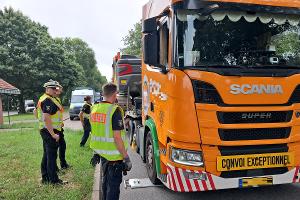 Schwertransport mit Bagger / Quelle: Polizeidirektion Bad Segeberg