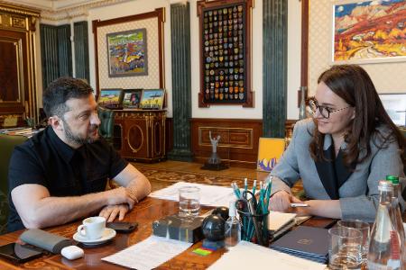 Der ukrainische Präsident Wolodymyr Selenskyj beauftragt die stellvertretende Ministerpräsidentin Julia Swyrydenko mit einer Regierungsumbildung. 