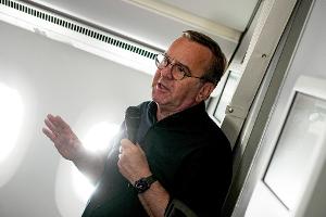 Der Verteidigungsminister auf dem Weg zu seinem ersten Besuch in Washington, seit Donald Trump US-Präsident ist.