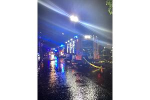 Feuerwehrfahrzeuge beim Tiefgaragenbrand auf der Straße